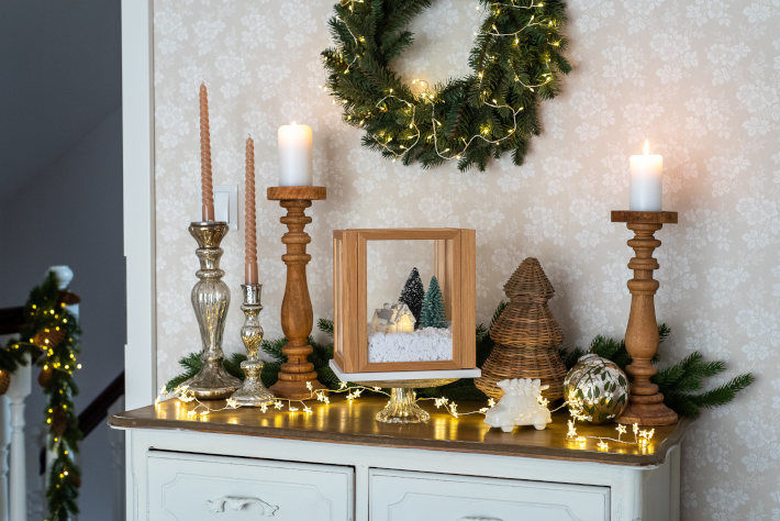 Lampion i ozdoby świąteczne na białej komodzie